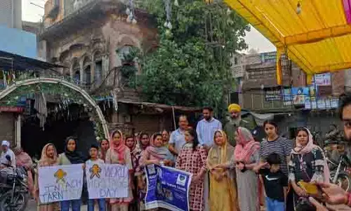 महिलाएं और बच्चे Tarn Taran की विरासत की सैर पर निकले