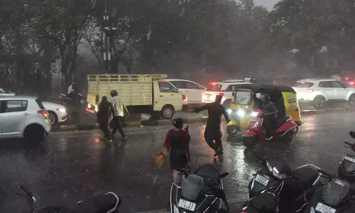 बादल फटने से Hyderabad की सड़कें जलमग्न