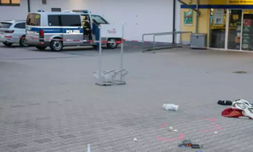 Germany में सुपरमार्केट के बाहर चाकू से किए गए हमले में दो लोग गंभीर रूप से घायल Germany में सुपरमार्केट के बाहर चाकू से किए गए हमले में दो लोग गंभीर रूप से घायल