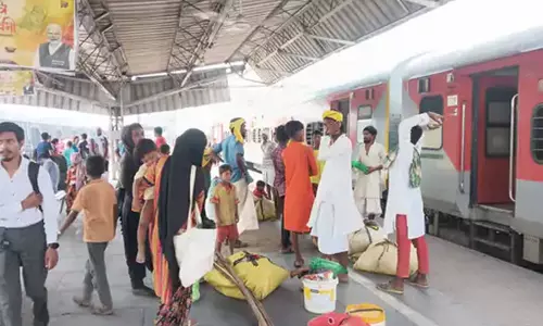 महिला कोच में घुसे पुरुष यात्री, RPF ने ट्रेन से उतारा