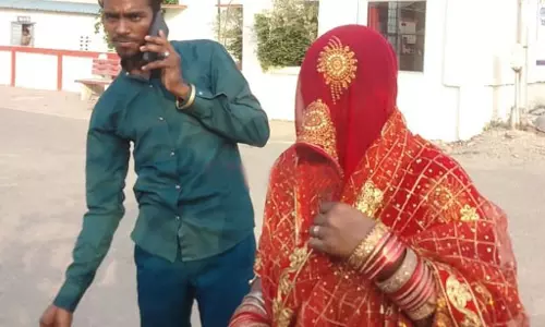 Farrukhabad: महिला यात्री का पर्स चोरी, ट्रेन में उचक्कों ने दिया घटना को अंजाम Farrukhabad: महिला यात्री का पर्स चोरी, ट्रेन में उचक्कों ने दिया घटना को अंजाम