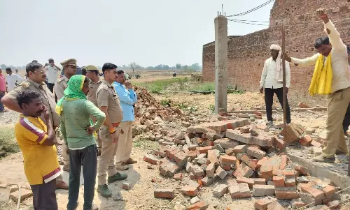 Mirzapur: बिना नोटिस तोड़ा गया मकान, वन विभाग के खिलाफ पीड़ित पहुंचा थाने Mirzapur: बिना नोटिस तोड़ा गया मकान, वन विभाग के खिलाफ पीड़ित पहुंचा थाने