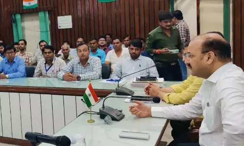 Farrukhabad: चुनाव की तैयारियों के तहत डीएम ने मतगणना टीम को किया मार्गदर्शित