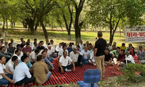 Haryana : विश्वविद्यालय कर्मचारियों ने धरना स्थगित किया, राज्यपाल और मुख्यमंत्री से मिल सकते