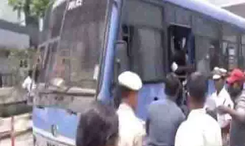 ईडी चार्जशीट के खिलाफ प्रदर्शन के दौरान हैदराबाद में IYC कार्यकर्ता हिरासत में लिए गए ईडी चार्जशीट के खिलाफ प्रदर्शन के दौरान हैदराबाद में IYC कार्यकर्ता हिरासत में लिए गए