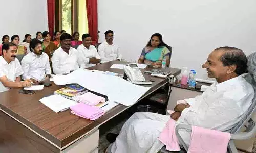KCR ने बीआरएस रजत जयंती समारोह बैठक की तैयारियों की समीक्षा की