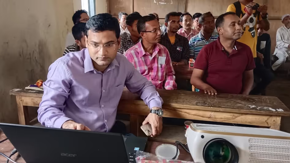 Assam पंचायत चुनावकछार डीसी ने सिलचर में चुनाव कर्मियों के प्रशिक्षण सत्र की समीक्षा की Assam पंचायत चुनावकछार डीसी ने सिलचर में चुनाव कर्मियों के प्रशिक्षण सत्र की समीक्षा की