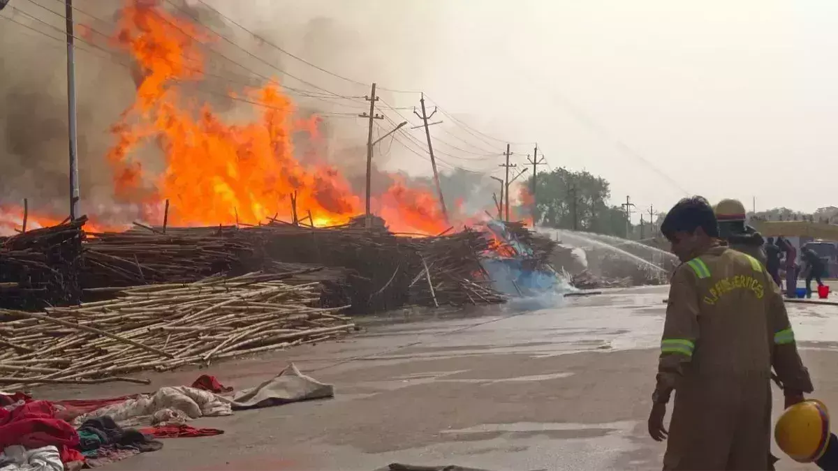 Prayagraj: लल्लू एंड संस के गोदाम में आग लगने से अफरा-तफरी, दमकल कर्मियों ने पाया काबू