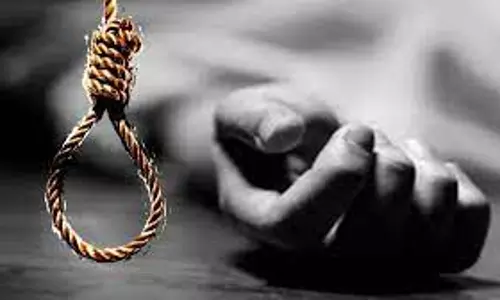 Etawah: होटल के कमरे में युवक ने लगाई फांसी, पुलिस कर रही जांच Etawah: होटल के कमरे में युवक ने लगाई फांसी, पुलिस कर रही जांच
