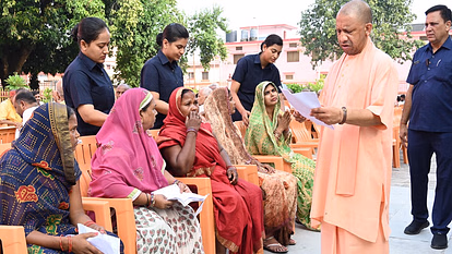 Lucknow: जनता दरबार में सीएम योगी ने सुनीं 300 फरियादियों की बातें, तुरंत हुआ समाधान