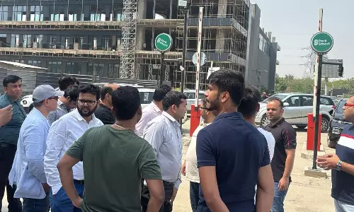 Greater Noida: NEX ONE साइट पर खरीदारों का विरोध प्रदर्शन