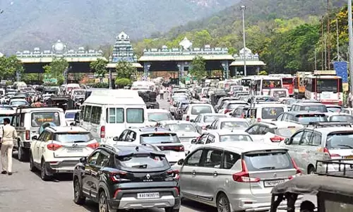 वीकेंड पर तिरुमाला में भक्तों की भीड़ उमड़ती वीकेंड पर तिरुमाला में भक्तों की भीड़ उमड़ती