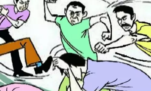 अधिकारी का बेटा छत से बना रहा था मारपीट का वीडियो, उत्पादी उन्ही पर टूट पड़े अधिकारी का बेटा छत से बना रहा था मारपीट का वीडियो, उत्पादी उन्ही पर टूट पड़े