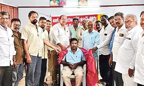 Andhra: गुंटूर के ऑटो चालक को डॉक्टरेट की उपाधि