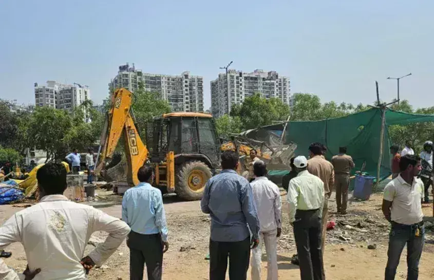 Noida: फ्लैटों और बाजार में बदला महर्षि आश्रम, यूनिवर्सिटी सिर्फ नाम की रह गई