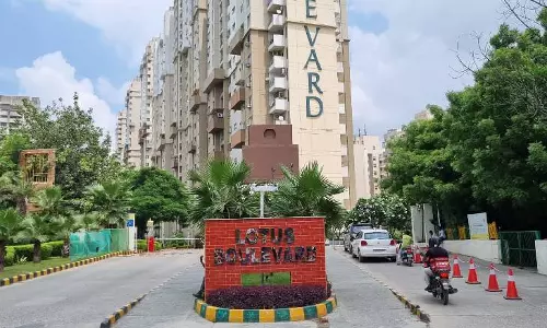 Noida: 20वीं मंजिल से छलांग लगाकर युवती ने की आत्महत्या, लोटस ब्लू वर्ल्ड सोसाइटी में मचा हड़कंप Noida: 20वीं मंजिल से छलांग लगाकर युवती ने की आत्महत्या, लोटस ब्लू वर्ल्ड सोसाइटी में मचा हड़कंप