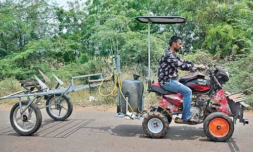 बाइक मैकेनिक ने पुराने दोपहिया वाहन में कुछ बदलाव कर उसे खेती में ट्रैक्टर की तरह काम में लाया बाइक मैकेनिक ने पुराने दोपहिया वाहन में कुछ बदलाव कर उसे खेती में ट्रैक्टर की तरह काम में लाया