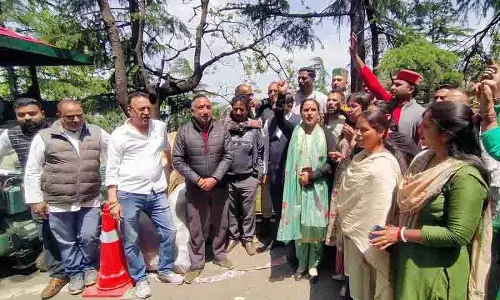 Lakkar Bazaar के निवासियों ने बस स्टैंड पर शराब की दुकान के विरोध में प्रदर्शन किया