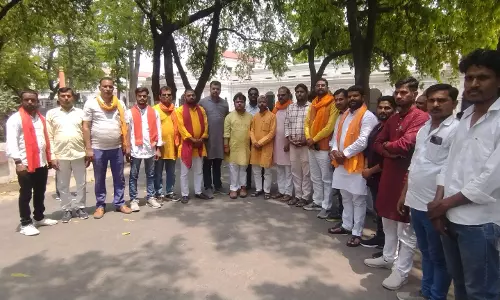 Uttar Pradesh: बंगाल हिंसा पर विहिप का विरोध, राष्ट्रपति शासन की मांग तेज Uttar Pradesh: बंगाल हिंसा पर विहिप का विरोध, राष्ट्रपति शासन की मांग तेज