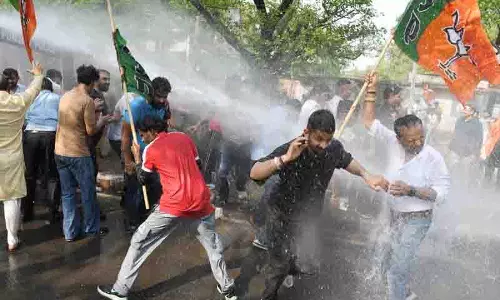 नेशनल हेराल्ड मामले में BJP मोर्चा ने कांग्रेस के खिलाफ किया प्रदर्शन नेशनल हेराल्ड मामले में BJP मोर्चा ने कांग्रेस के खिलाफ किया प्रदर्शन