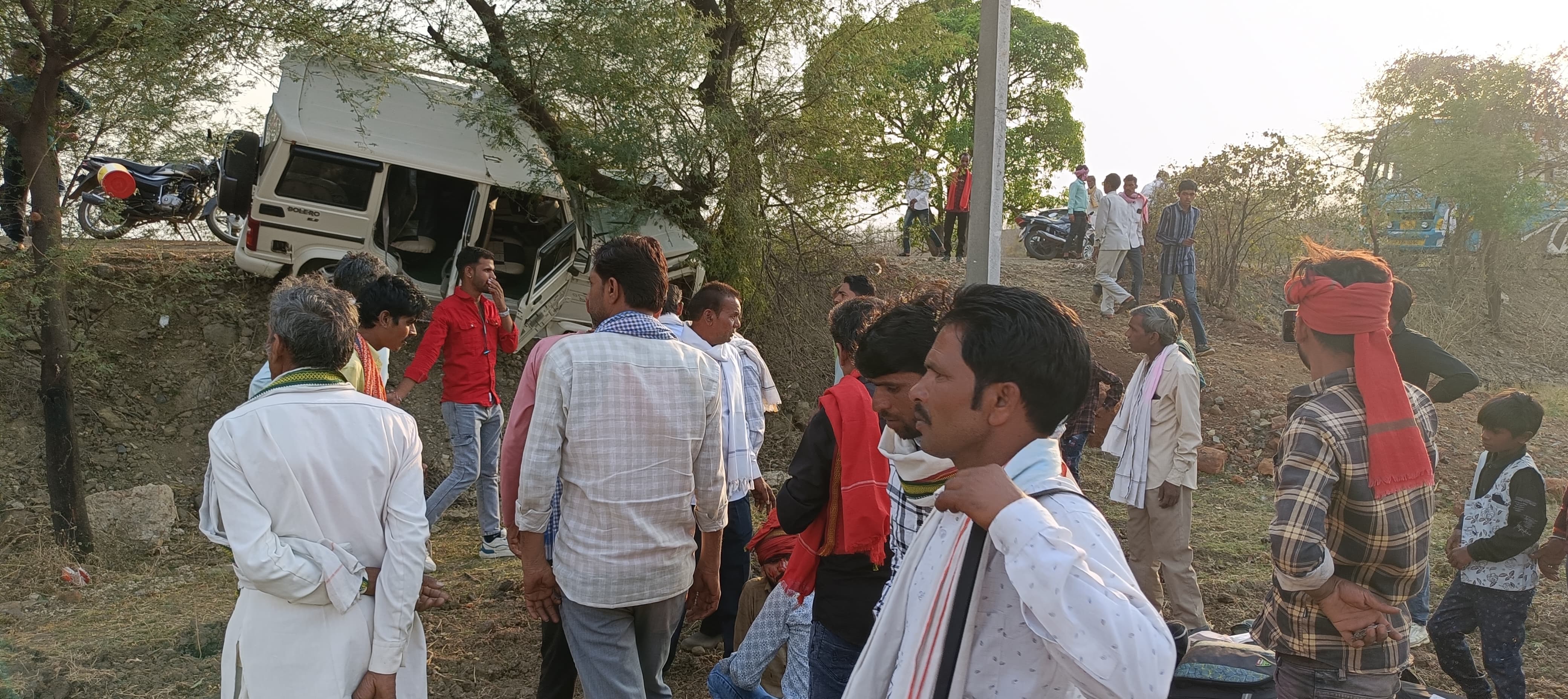 बारात की कार पेड़ से टकराई, दूल्हा समेत तीन घायल, मची चीख पुकार
