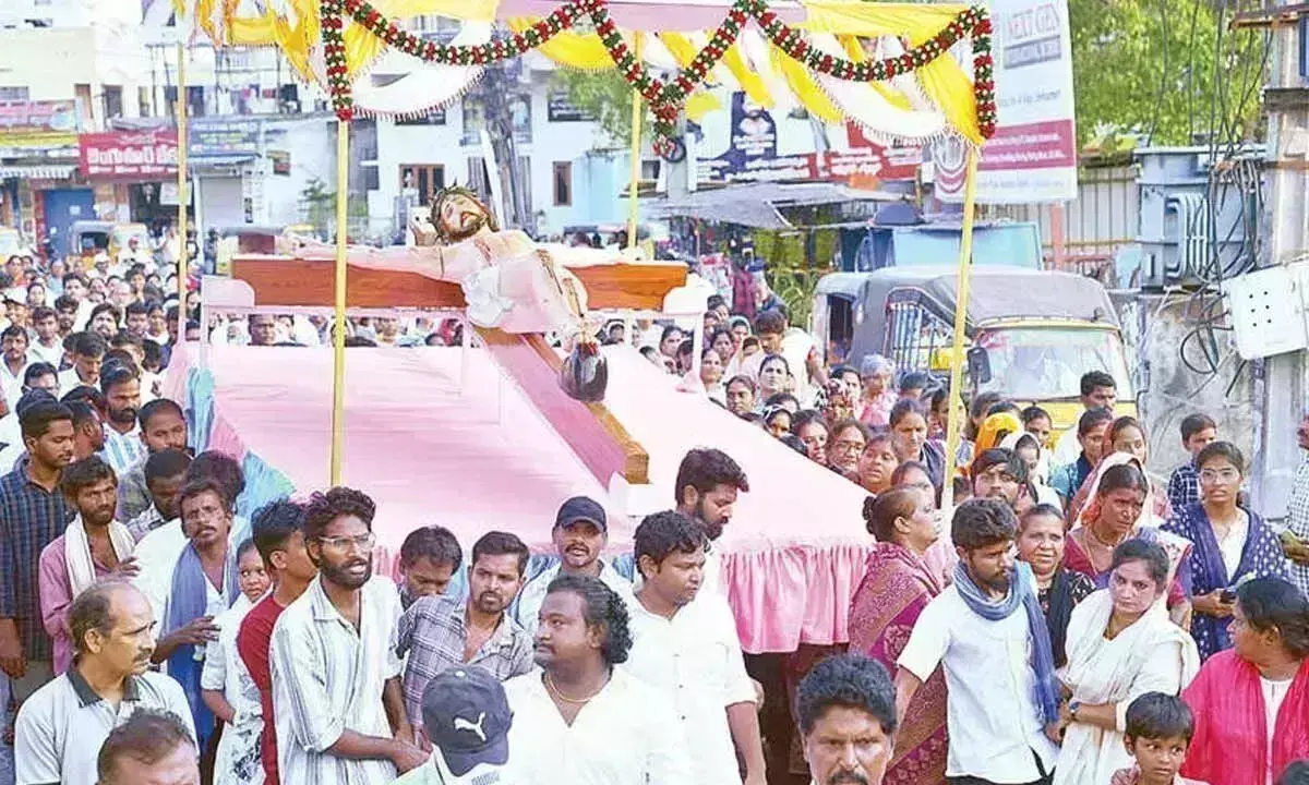 Andhra: गुड फ्राइडे के अवसर पर ईसाइयों द्वारा जुलूस निकाला गया Andhra: गुड फ्राइडे के अवसर पर ईसाइयों द्वारा जुलूस निकाला गया