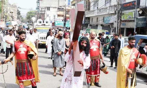 Jammu: ईसाइयों ने गुड फ्राइडे पर जुलूस निकाला, विशेष प्रार्थना की Jammu: ईसाइयों ने गुड फ्राइडे पर जुलूस निकाला, विशेष प्रार्थना की