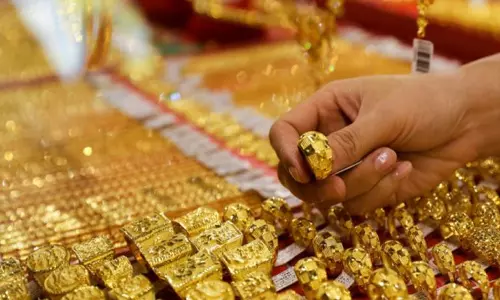 आशंकाओं के बीच सोना 1 लाख रुपये तक पहुंच सकता है: विशेषज्ञ