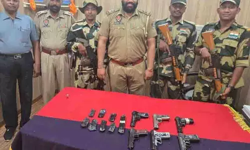 BSF और पुलिस ने अमृतसर के सीमावर्ती गांव से हथियार जब्त किए