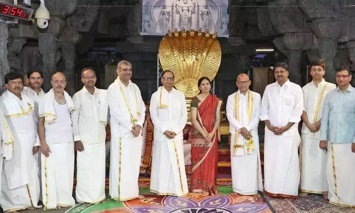 Andhra: 16वें वित्त आयोग के अध्यक्ष ने तिरुमाला मंदिर का दौरा किया Andhra: 16वें वित्त आयोग के अध्यक्ष ने तिरुमाला मंदिर का दौरा किया