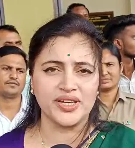 BJP नेत्री नवनीत राणा ने की बंगाल में राष्ट्रपति शासन की मांग BJP नेत्री नवनीत राणा ने की बंगाल में राष्ट्रपति शासन की मांग