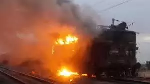 Bihar: चलती ट्रेन के इंजन में लगी आग,मची अफरातफरी Bihar: चलती ट्रेन के इंजन में लगी आग,मची अफरातफरी