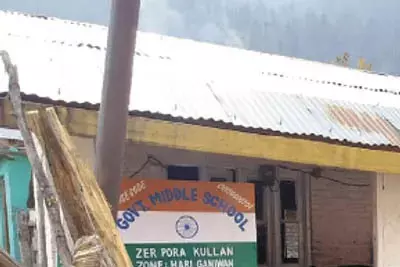 कंगन के सरकारी स्कूल में 3 कमरों में 9 कक्षाएं कंगन के सरकारी स्कूल में 3 कमरों में 9 कक्षाएं