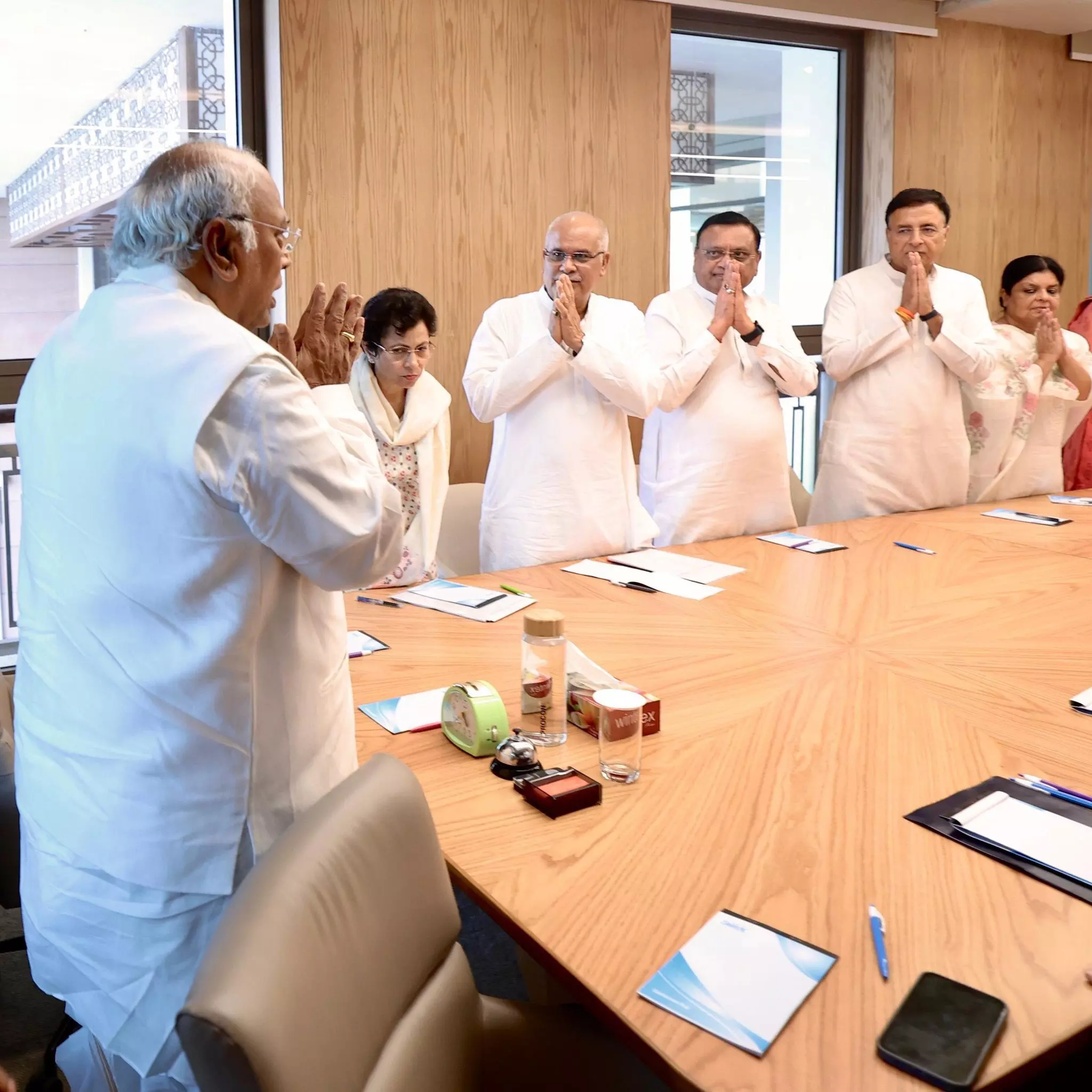 खड़गे ने AICC के सभी जनरल सेक्रेटरी की ली बैठक, भूपेश बघेल हुए शामिल खड़गे ने AICC के सभी जनरल सेक्रेटरी की ली बैठक, भूपेश बघेल हुए शामिल