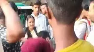 Up News: मोबाइल छीनकर भाग रहा था, लड़की ने बुरी तरह पीटा, कान पकड़कर बोली- सॉरी दीदी Up News: मोबाइल छीनकर भाग रहा था, लड़की ने बुरी तरह पीटा, कान पकड़कर बोली- सॉरी दीदी