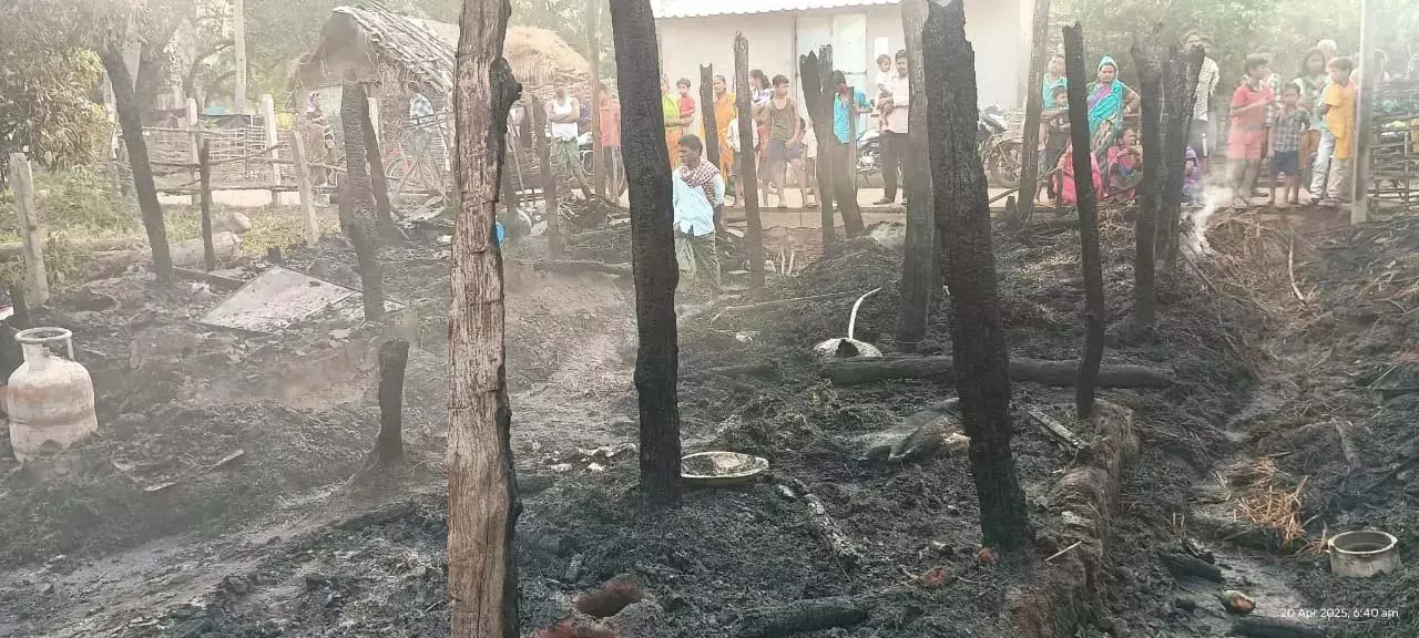 Odisha : अंगुल में भीषण आग लगने से लाखों की संपत्ति नष्ट, 10 बकरियां जिंदा जलीं Odisha : अंगुल में भीषण आग लगने से लाखों की संपत्ति नष्ट, 10 बकरियां जिंदा जलीं