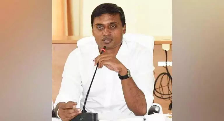 YSRCP नेता पीवी मिथुन रेड्डी से 4,000 करोड़ रुपये के शराब घोटाले से कथित संबंध को लेकर पूछताछ YSRCP नेता पीवी मिथुन रेड्डी से 4,000 करोड़ रुपये के शराब घोटाले से कथित संबंध को लेकर पूछताछ