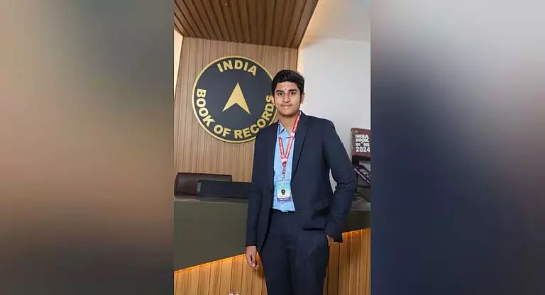 छह भारतीयों में से Vijayawada के आकर्ष चित्तिनेनी ने ड्यूक विश्वविद्यालय में स्थान सुरक्षित किया छह भारतीयों में से Vijayawada के आकर्ष चित्तिनेनी ने ड्यूक विश्वविद्यालय में स्थान सुरक्षित किया