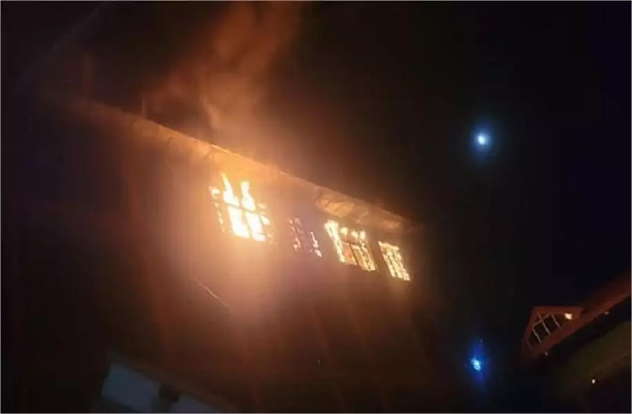 Shimla: निजी स्कूल में लगी भीषण आग, लाखों का नुकसान Shimla: निजी स्कूल में लगी भीषण आग, लाखों का नुकसान