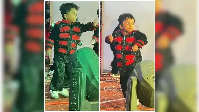 स्कूल फंक्शन में बच्चे ने किया ऐसा डांस, जमकर वायरल हुआ VIDEO स्कूल फंक्शन में बच्चे ने किया ऐसा डांस, जमकर वायरल हुआ VIDEO