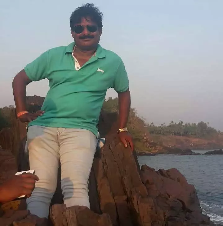 करवार नगर परिषद के पूर्व सदस्य सतीश कोलंबकर की हत्या कर दी गई करवार नगर परिषद के पूर्व सदस्य सतीश कोलंबकर की हत्या कर दी गई