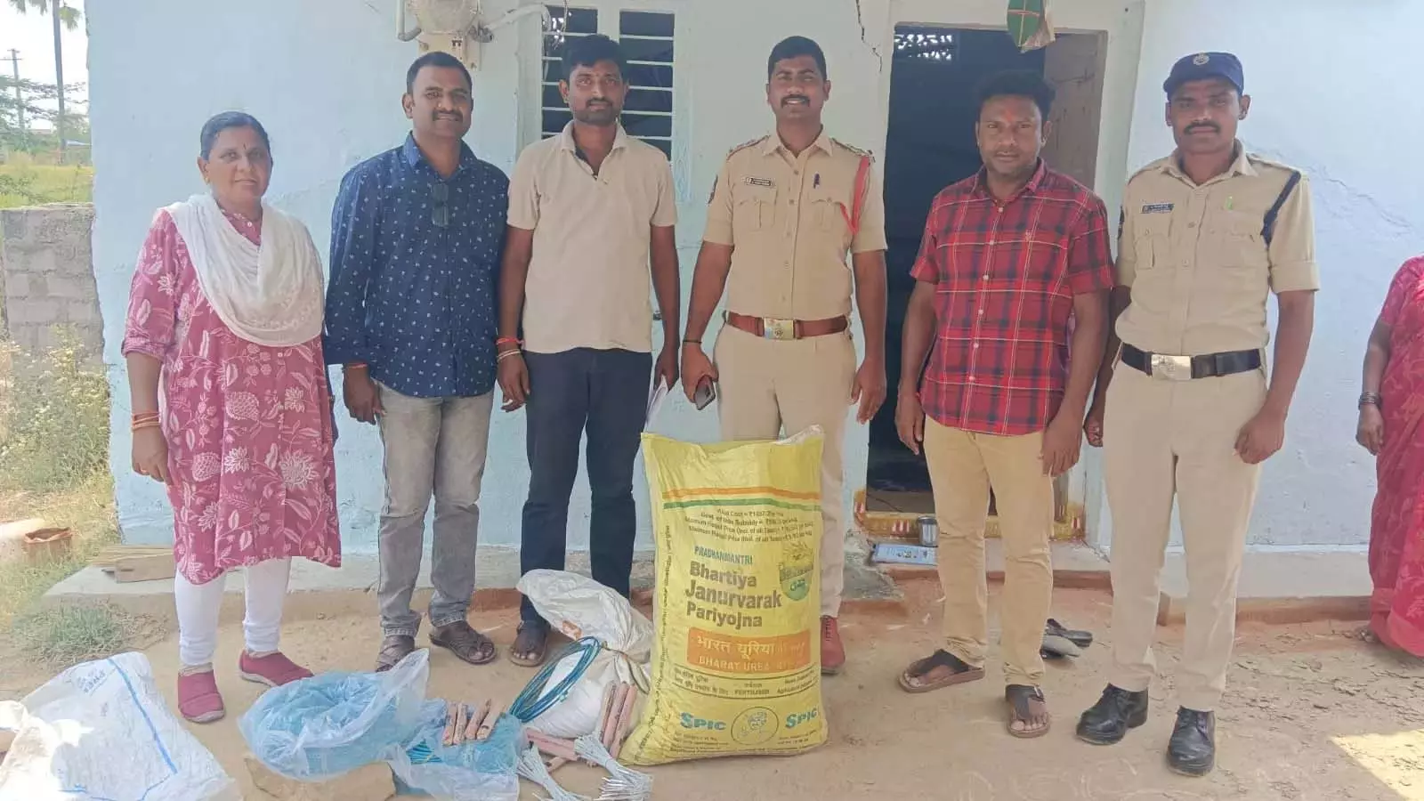 Telangana: थाना घनपुर में अवैध विस्फोटक जब्त, दो गिरफ्तार Telangana: थाना घनपुर में अवैध विस्फोटक जब्त, दो गिरफ्तार