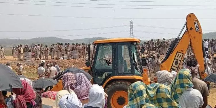 सुंदरगढ़ में पुलिस-झुग्गीवासियों की झड़प, एक की मौत, 19 घायल सुंदरगढ़ में पुलिस-झुग्गीवासियों की झड़प, एक की मौत, 19 घायल
