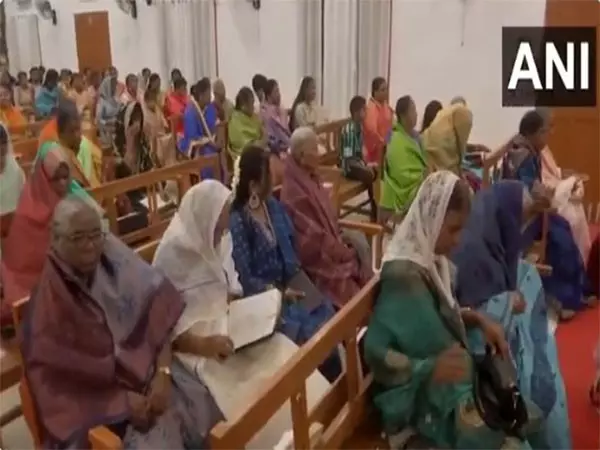Chennai में भक्त सीएसआई इमैनुअल चर्च में ईस्टर विजिल मास में शामिल हुए Chennai में भक्त सीएसआई इमैनुअल चर्च में ईस्टर विजिल मास में शामिल हुए