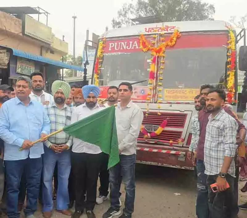 AAP नेता ने सरकारी बस सेवा का दोबारा उद्घाटन किया AAP नेता ने सरकारी बस सेवा का दोबारा उद्घाटन किया