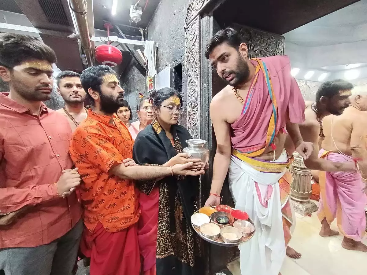 मशहूर गायक अरिजीत सिंह और उनकी पत्नी उज्जैन के महाकालेश्वर मंदिर में गहरी भक्ति में डूबे मशहूर गायक अरिजीत सिंह और उनकी पत्नी उज्जैन के महाकालेश्वर मंदिर में गहरी भक्ति में डूबे