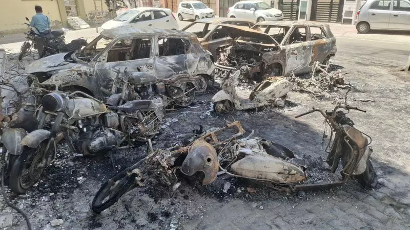 Haryana : हिसार कॉलोनी में 14 वाहन जलकर खाक Haryana : हिसार कॉलोनी में 14 वाहन जलकर खाक