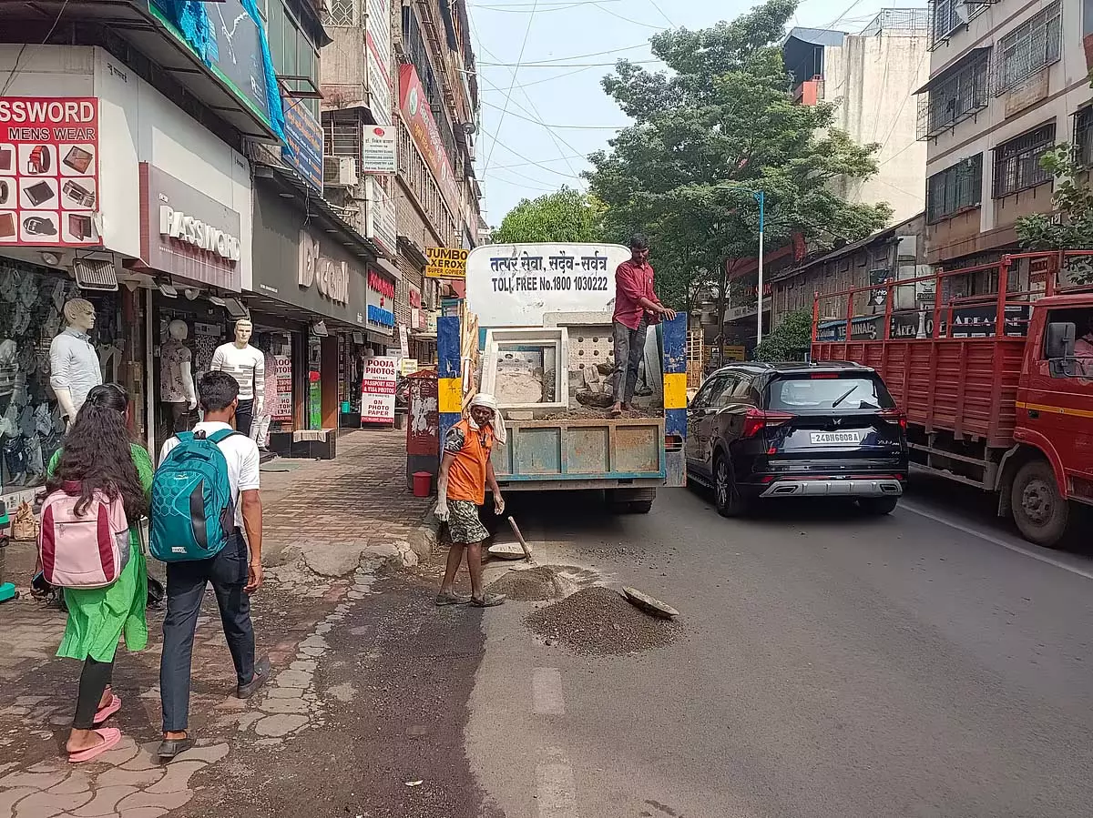 Pune : मानसून से पहले सड़कों की मरम्मत के लिए 15 करोड़ रुपये आवंटित किए Pune : मानसून से पहले सड़कों की मरम्मत के लिए 15 करोड़ रुपये आवंटित किए