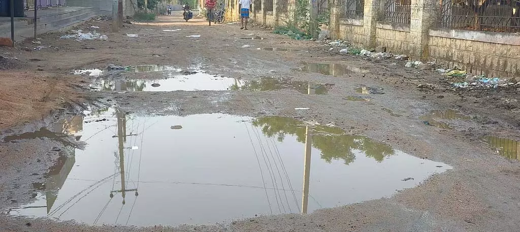 बारिश से सड़क क्षतिग्रस्त: तटवर्ती लोगों ने की शिकायत बारिश से सड़क क्षतिग्रस्त: तटवर्ती लोगों ने की शिकायत