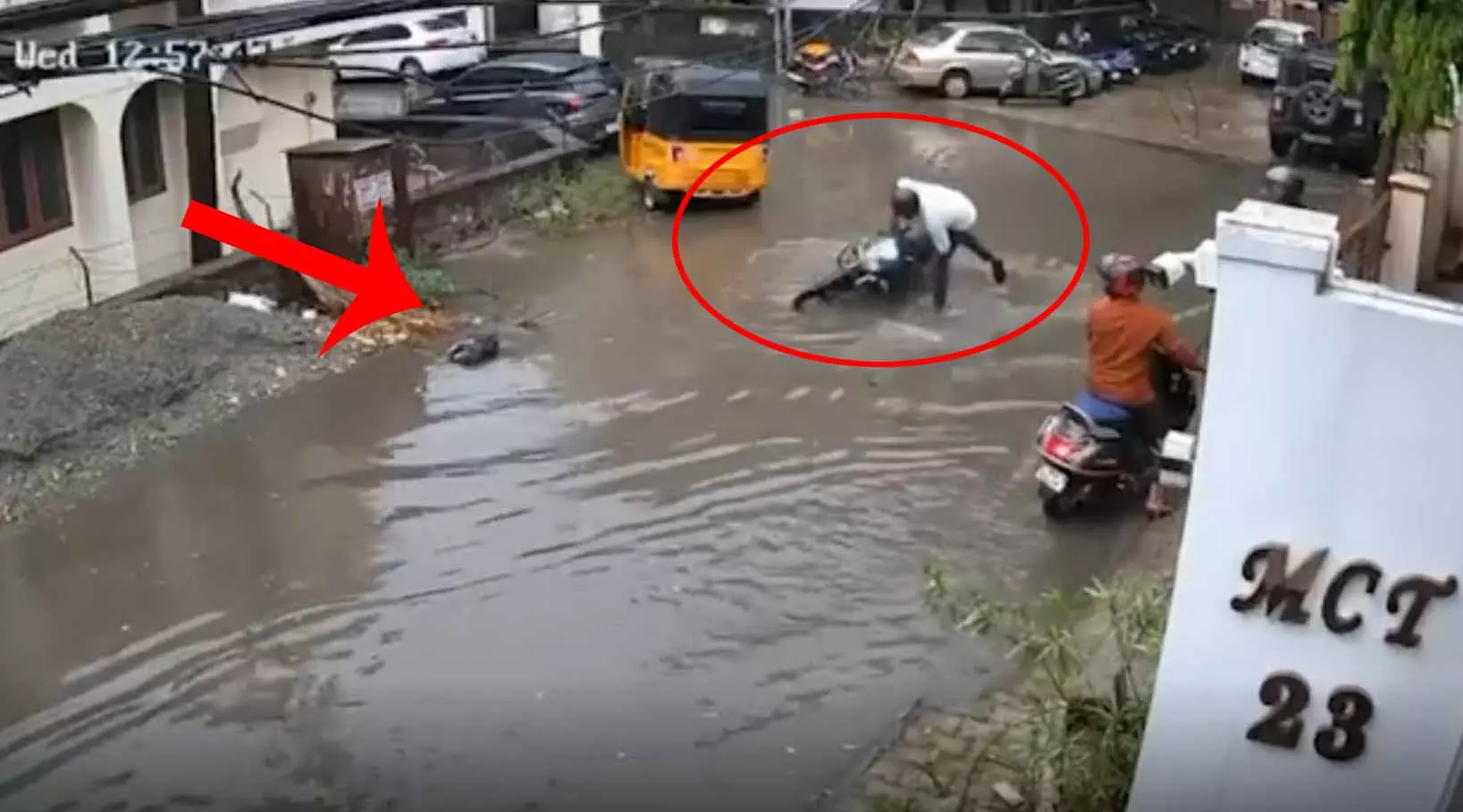 बहादुरी का LIVE वीडियो, सड़क पर बच्चा करंट की चपेट में आया, तभी... बहादुरी का LIVE वीडियो, सड़क पर बच्चा करंट की चपेट में आया, तभी...